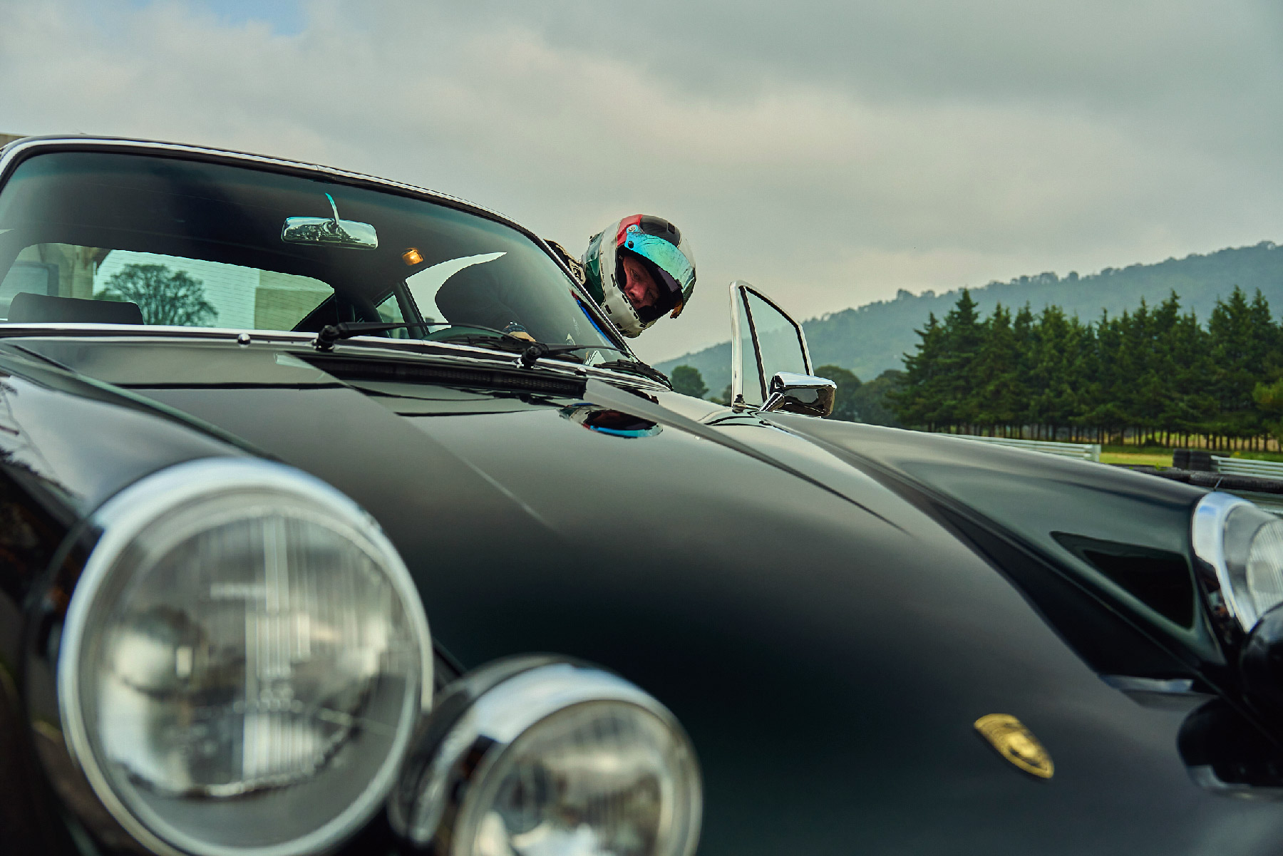 Sientes el olor a aceite caliente y la gasolina. No hay otro coche que suene igual.